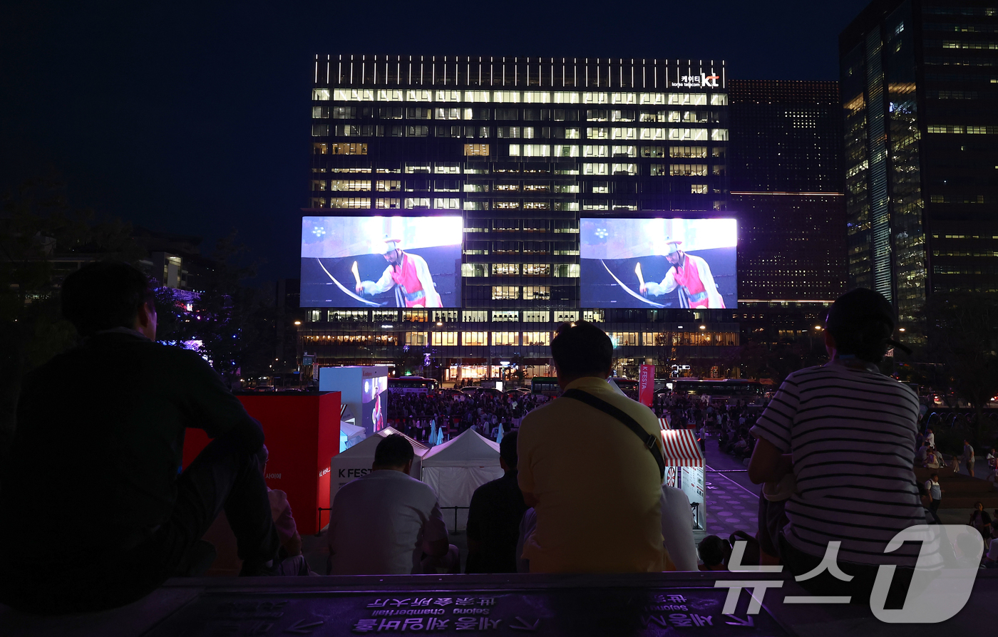 (서울=뉴스1) 김민지 기자 = 5일 서울 광화문광장 놀이마당에서 열린 K-페스타 광화문스퀘어 개막식 행사에서 흥겨운 무대가 펼쳐지고 있다.광화문스퀘어는 정부가 지정한 자유표시구역 …