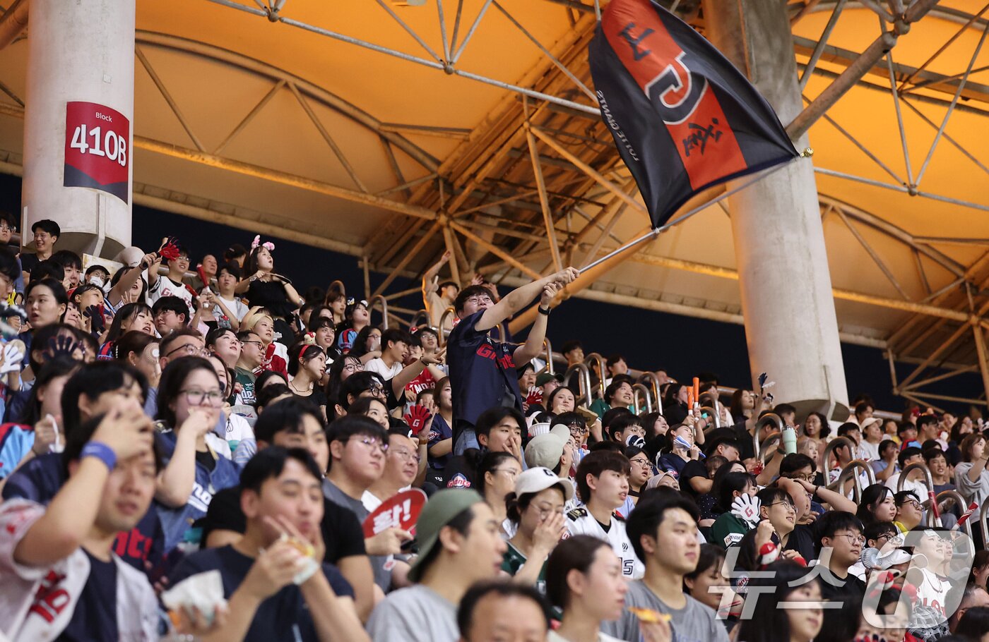 본문 이미지 - 5일 인천 SSG랜더스필드에서 열린 &#39;2025 신한 SOL 뱅크 KBO리그&#39; 롯데 자이언츠와 SSG 랜더스의 경기에서 관중들이 힘찬 응원을 하고 있다. 2025.9.5/뉴스1 ⓒ News1 김성진 기자