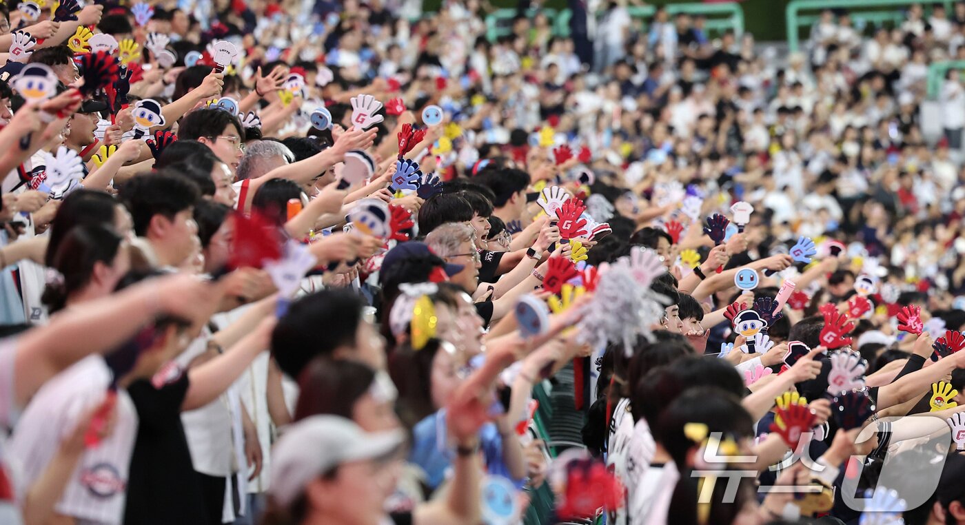 본문 이미지 - 5일 인천 SSG랜더스필드에서 열린 &#39;2025 신한 SOL 뱅크 KBO리그&#39; 롯데 자이언츠와 SSG 랜더스의 경기에서 관중들이 힘찬 응원을 하고 있다. 2025.9.5/뉴스1 ⓒ News1 김성진 기자