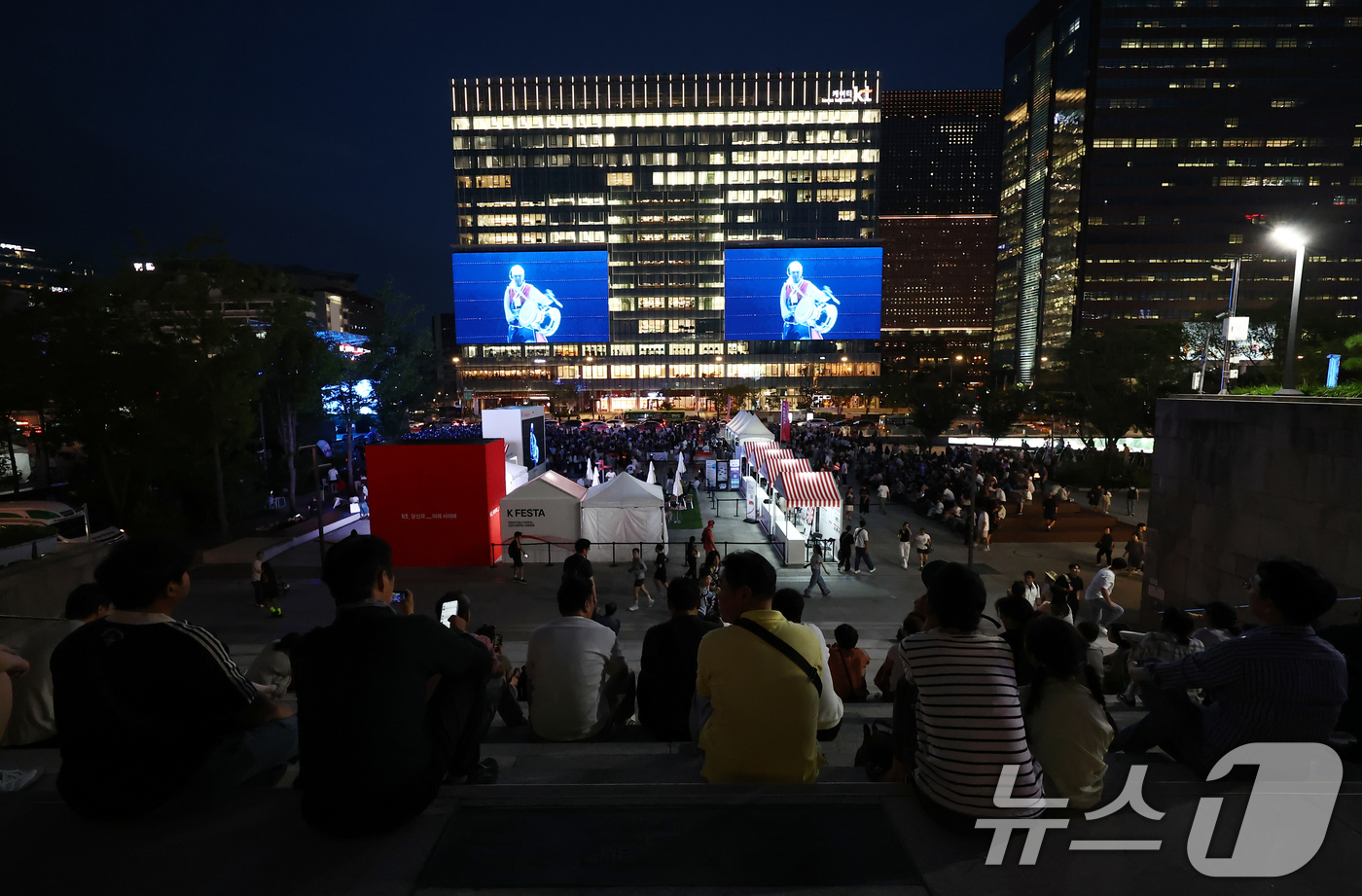 (서울=뉴스1) 김민지 기자 = 5일 서울 광화문광장 놀이마당에서 열린 K-페스타 광화문스퀘어 개막식 행사에서 흥겨운 무대가 펼쳐지고 있다.광화문스퀘어는 정부가 지정한 자유표시구역 …