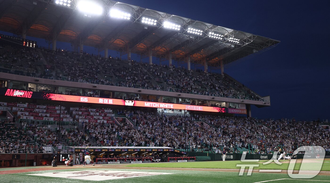 본문 이미지 - 5일 인천 SSG랜더스필드에서 열린 '2025 신한 SOL 뱅크 KBO리그' 롯데 자이언츠와 SSG 랜더스의 경기에서 관중들이 힘찬 응원을 하고 있다. 정규리그 720경기 중 632경기를 마친 2025 KBO리그는 지난 4일 기준 누적 관중 1084만9054명을 기록했다. 2025.9.5/뉴스1 ⓒ News1 김성진 기자