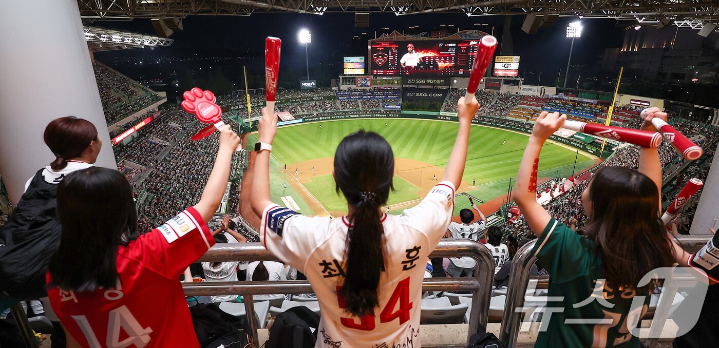 본문 이미지 - 5일 인천 SSG랜더스필드에서 열린 '2025 신한 SOL 뱅크 KBO리그' 롯데 자이언츠와 SSG 랜더스의 경기에서 관중들이 힘찬 응원을 하고 있다. 정규리그 720경기 중 632경기를 마친 2025 KBO리그는 지난 4일 기준 누적 관중 1084만9054명을 기록했다. 2025.9.5/뉴스1 ⓒ News1 김성진 기자