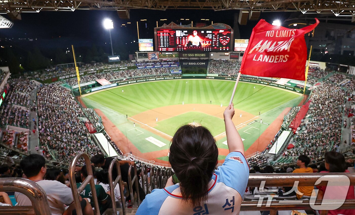 본문 이미지 - 5일 인천 SSG랜더스필드에서 열린 '2025 신한 SOL 뱅크 KBO리그' 롯데 자이언츠와 SSG 랜더스의 경기에서 관중들이 힘찬 응원을 하고 있다. 정규리그 720경기 중 632경기를 마친 2025 KBO리그는 지난 4일 기준 누적 관중 1084만9054명을 기록했다. 2025.9.5/뉴스1 ⓒ News1 김성진 기자