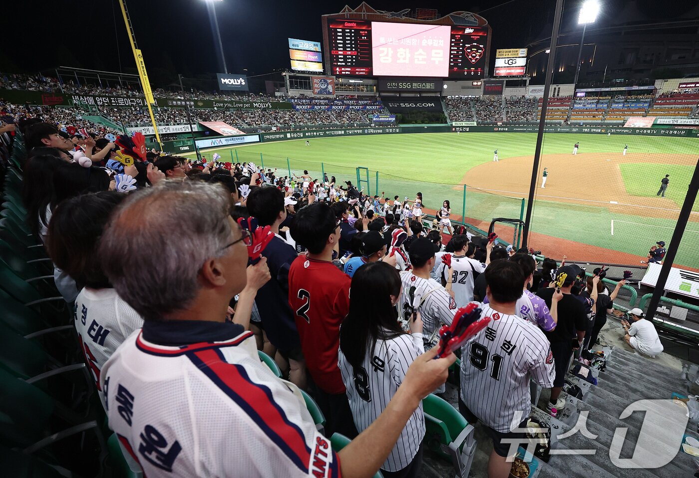 본문 이미지 - 5일 인천 SSG랜더스필드에서 열린 '2025 신한 SOL 뱅크 KBO리그' 롯데 자이언츠와 SSG 랜더스의 경기에서 관중들이 힘찬 응원을 하고 있다. 정규리그 720경기 중 632경기를 마친 2025 KBO리그는 지난 4일 기준 누적 관중 1084만9054명을 기록했다. 2025.9.5/뉴스1 ⓒ News1 김성진 기자