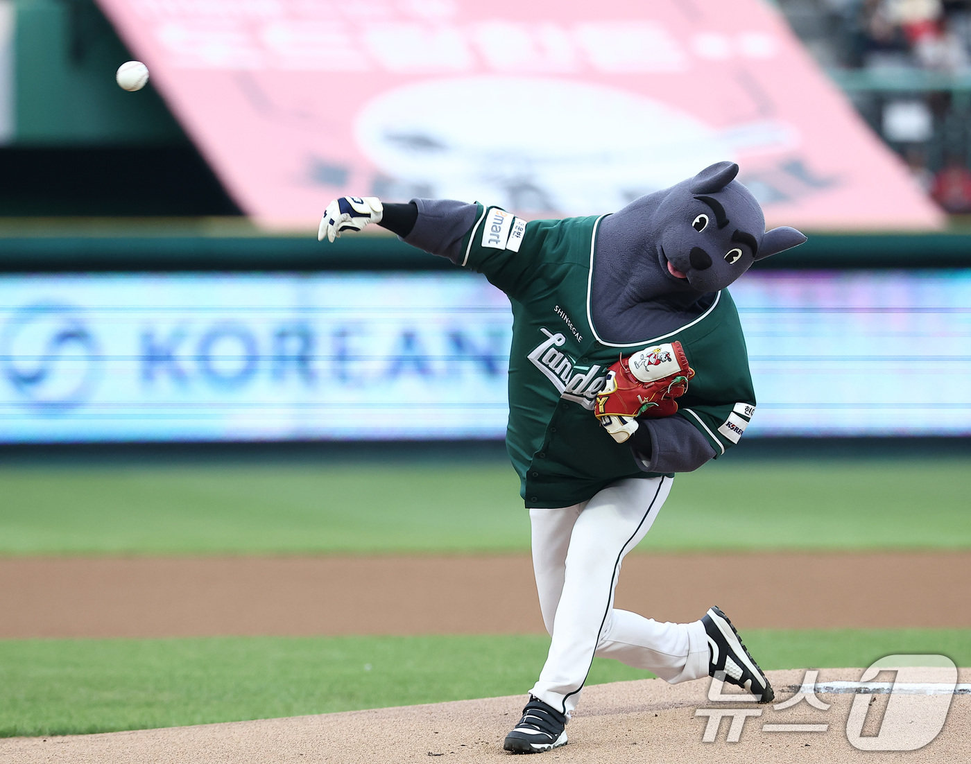 (인천=뉴스1) 김성진 기자 = SSG 랜더스 마스코트 랜디가 5일 인천 SSG랜더스필드에서 열린 '2025 신한 SOL 뱅크 KBO리그' 롯데 자이언츠와 SSG 랜더스의 경기에서 …