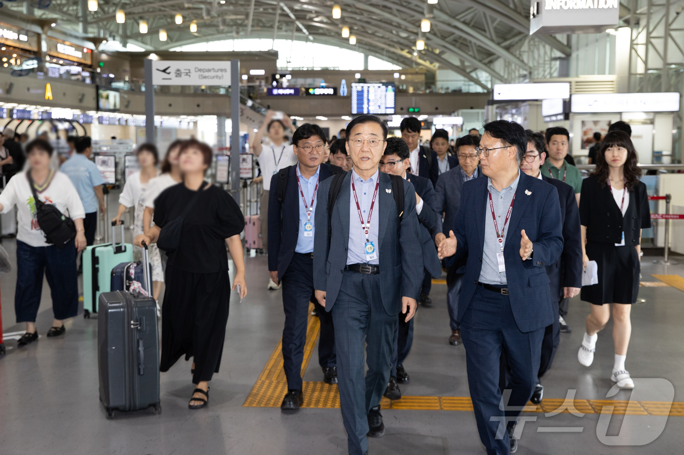 (서울=뉴스1) = 김윤덕 국토교통부 장관이 5일 APEC 정상회의를 대비하기 위해 김해공항 시설 내 세부 사항을 살펴보고 있다. (국토부 제공. 재판매 및 DB금지) 2025.9 …