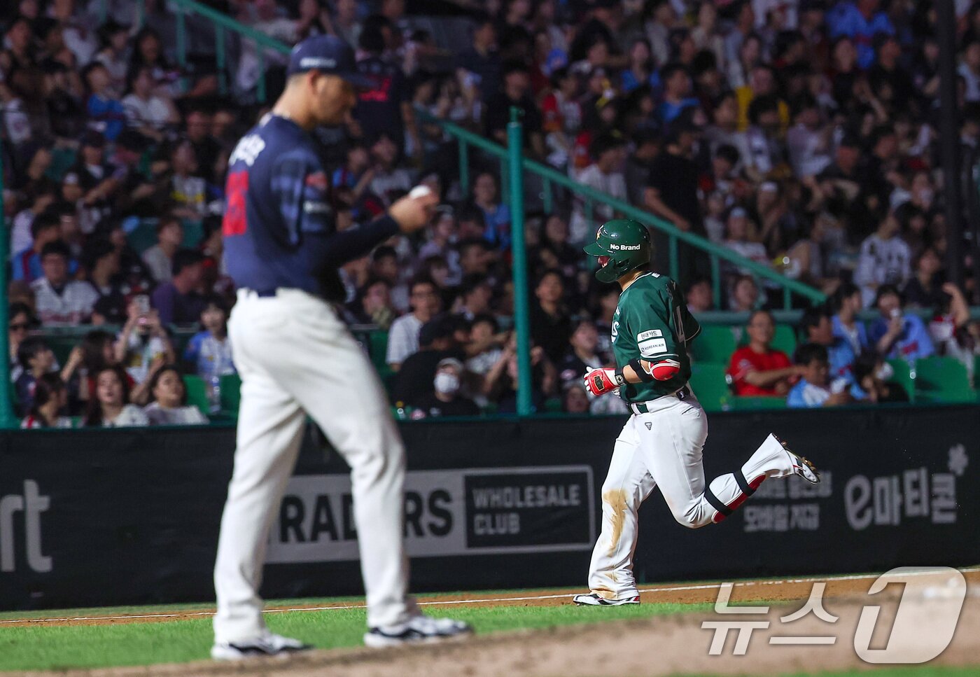 본문 이미지 - 5일 인천 SSG랜더스필드에서 열린 &#39;2025 신한 SOL 뱅크 KBO리그&#39; 롯데 자이언츠와 SSG 랜더스의 경기, SSG 최정이 5회말 무사 선두타자로 나서 솔로홈런을 터뜨린 후 그라운드를 돌고 있다. 2025.9.5/뉴스1 ⓒ News1 김성진 기자