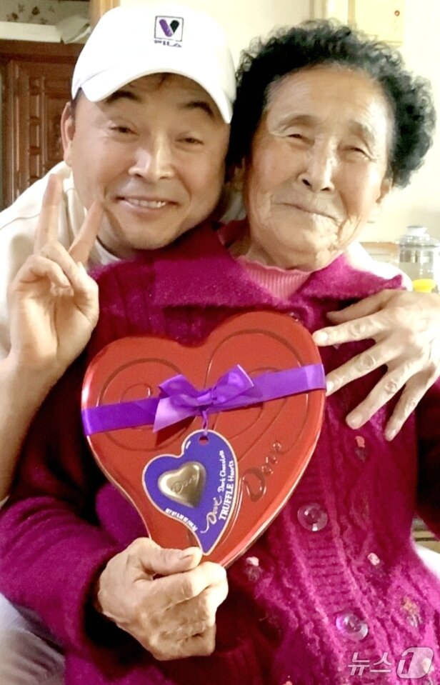 본문 이미지 - 이봉주와 어머니 공옥희 씨. (이봉주 제공)