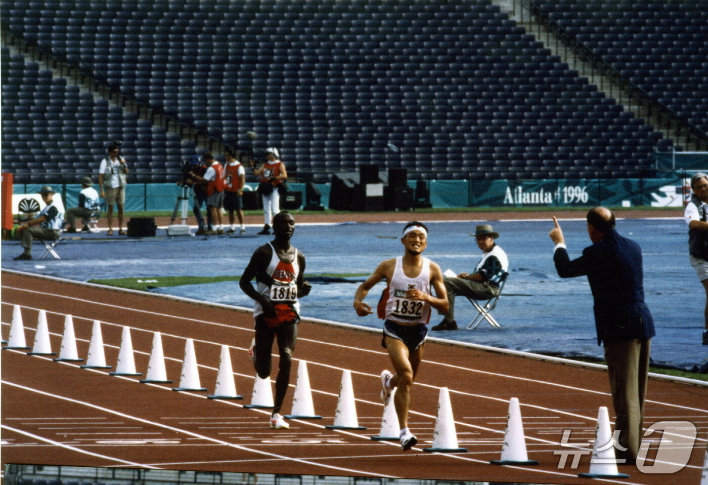 본문 이미지 - 1996 애틀랜타 올림픽 당시 은메달을 획득했던 이봉주. &#40;대한체육회 제공&#41;