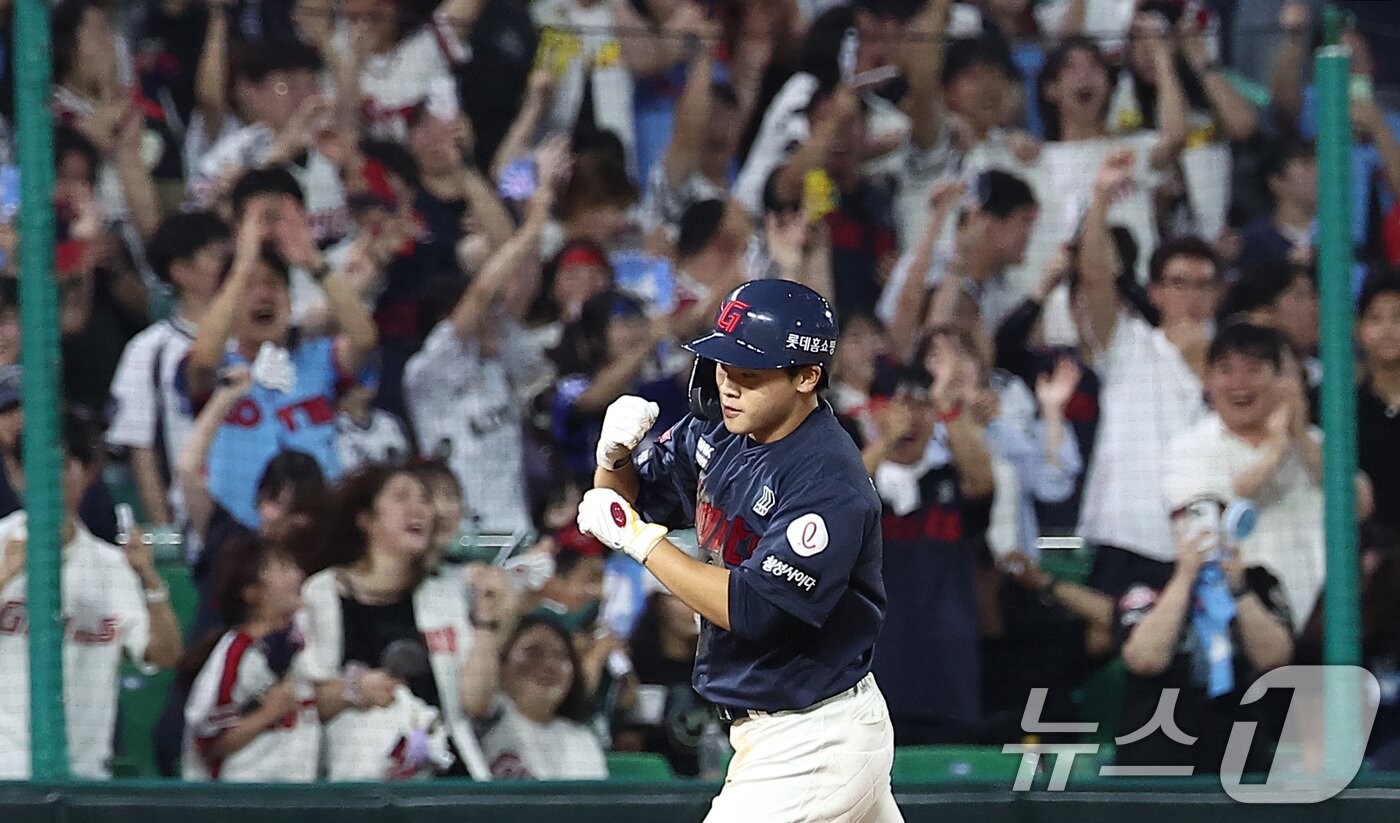 본문 이미지 - 5일 인천 SSG랜더스필드에서 열린 &#39;2025 신한 SOL 뱅크 KBO리그&#39; 롯데 자이언츠와 SSG 랜더스의 경기, 롯데 박찬형이 6회초 2사 1,2루 상황에서 3점 홈런을 터뜨린 후 그라운드를 돌고 있다. 2025.9.5/뉴스1 ⓒ News1 김성진 기자