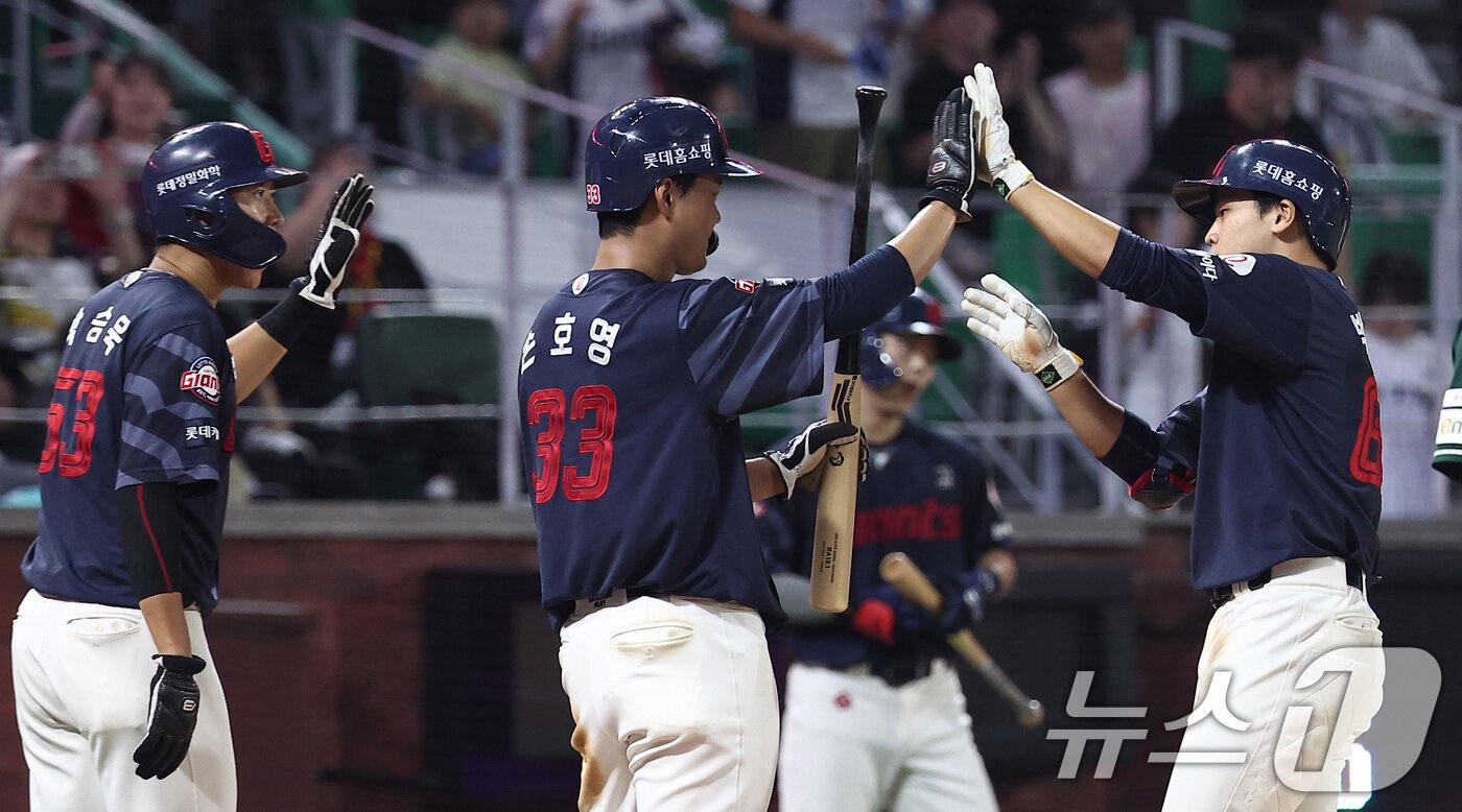 본문 이미지 - 기뻐하는 롯데 자이언츠 선수들 2025.9.5/뉴스1 ⓒ News1 김성진 기자