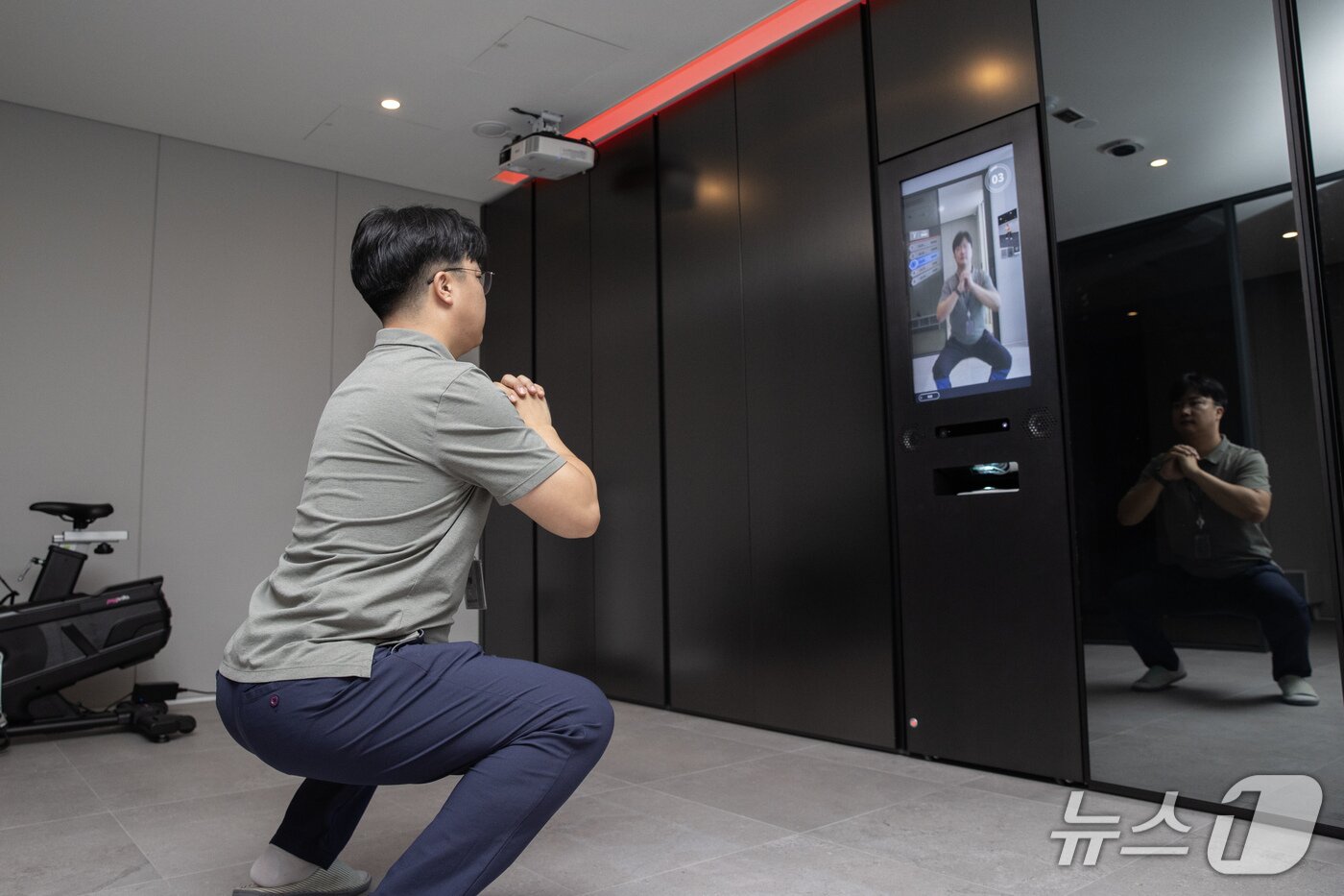 본문 이미지 - 현대건설 관계자가 올라이프케어하우스 내에 있는 '웰니스(Wellness) 솔루션' 중 운동 기능을 직접 시연하고 있다. (현대건설 제공) 뉴스1 ⓒ News