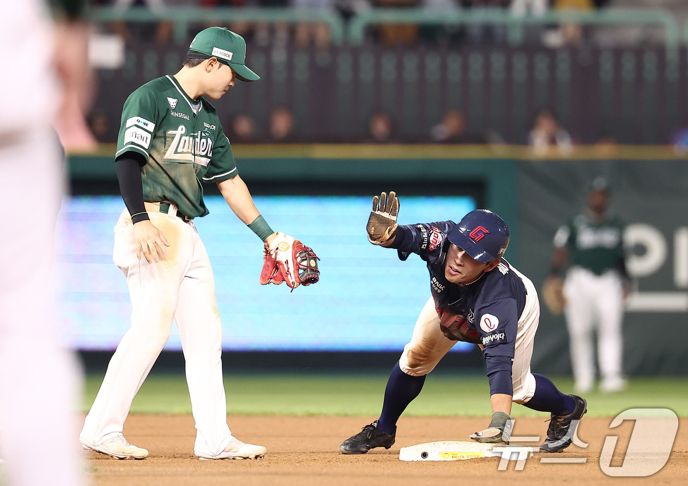 (인천=뉴스1) 김성진 기자 = 5일 인천 SSG랜더스필드에서 열린 '2025 신한 SOL 뱅크 KBO리그' 롯데 자이언츠와 SSG 랜더스의 경기, 롯데 황성빈이 8회초 1사 1루 …