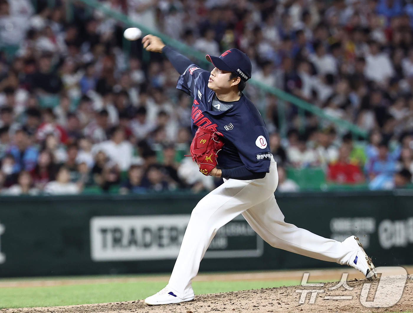 (인천=뉴스1) 김성진 기자 = 5일 인천 SSG랜더스필드에서 열린 '2025 신한 SOL 뱅크 KBO리그' 롯데 자이언츠와 SSG 랜더스의 경기, 롯데 김강현이 8회말 마운드에 …