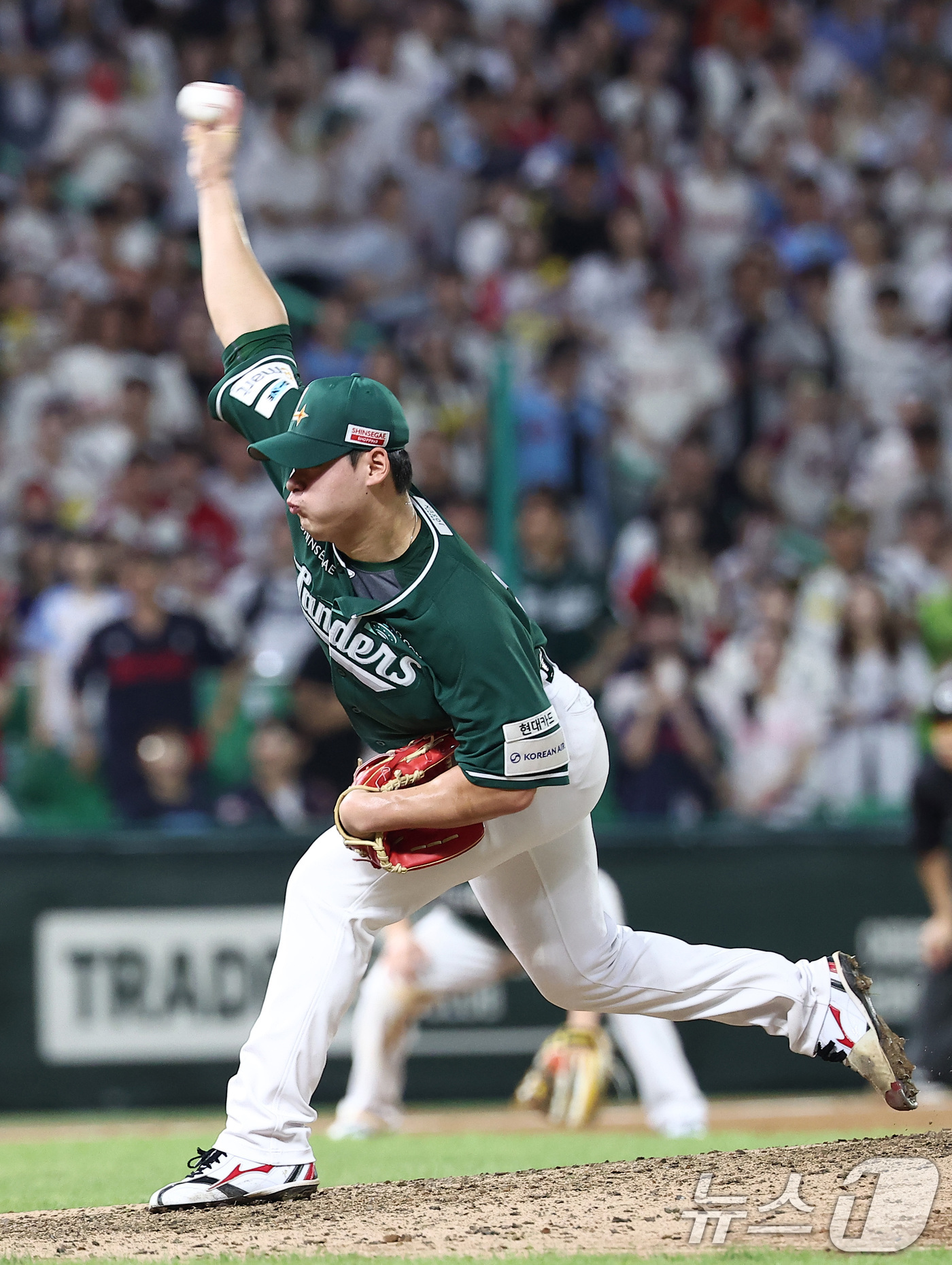 (인천=뉴스1) 김성진 기자 = 5일 인천 SSG랜더스필드에서 열린 '2025 신한 SOL 뱅크 KBO리그' 롯데 자이언츠와 SSG 랜더스의 경기, SSG 마무리 조병현이 9회초 …