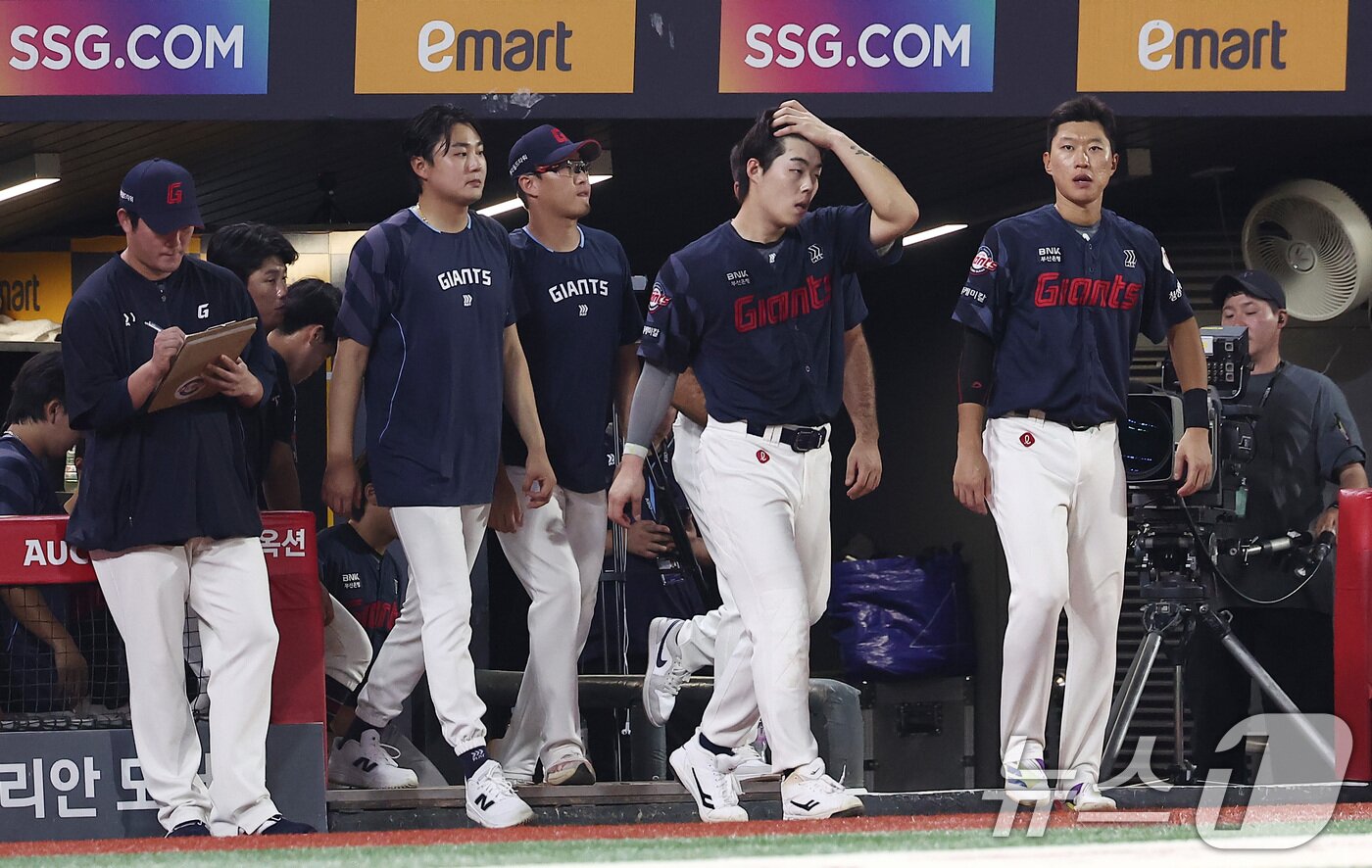 본문 이미지 - 패배로 표정이 어두운 롯데 자이언츠 선수들. 2025.9.5/뉴스1 ⓒ News1 김성진 기자