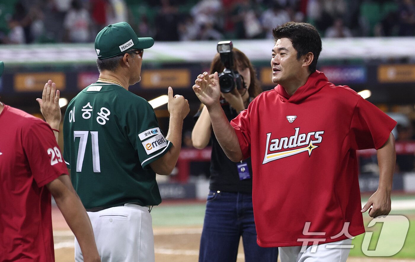 본문 이미지 - 홀드 부문 2위에 올라있는 SSG 랜더스 불펜 투수 노경은(오른쪽). 2025.9.5/뉴스1 ⓒ News1 김성진 기자