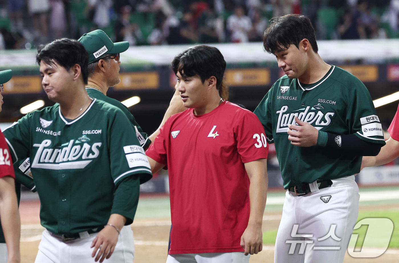 (인천=뉴스1) 김성진 기자 = SSG 류효승이 5일 인천 SSG랜더스필드에서 열린 '2025 신한 SOL 뱅크 KBO리그' 롯데 자이언츠와 SSG 랜더스의 경기에서 7-5로 승리 …