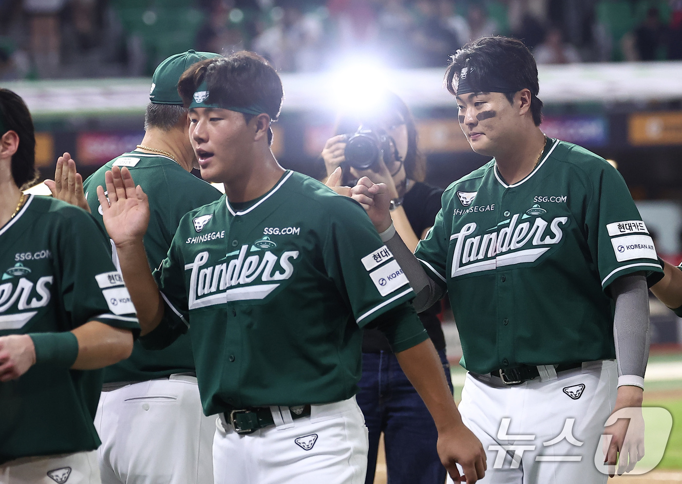 (인천=뉴스1) 김성진 기자 = SSG 고명준이 5일 인천 SSG랜더스필드에서 열린 '2025 신한 SOL 뱅크 KBO리그' 롯데 자이언츠와 SSG 랜더스의 경기에서 7-5로 승리 …