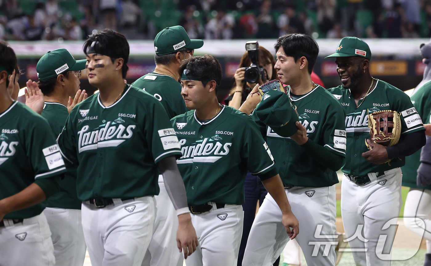 (인천=뉴스1) 김성진 기자 = SSG 선수들이 5일 인천 SSG랜더스필드에서 열린 '2025 신한 SOL 뱅크 KBO리그' 롯데 자이언츠와 SSG 랜더스의 경기에서 7-5로 승리 …