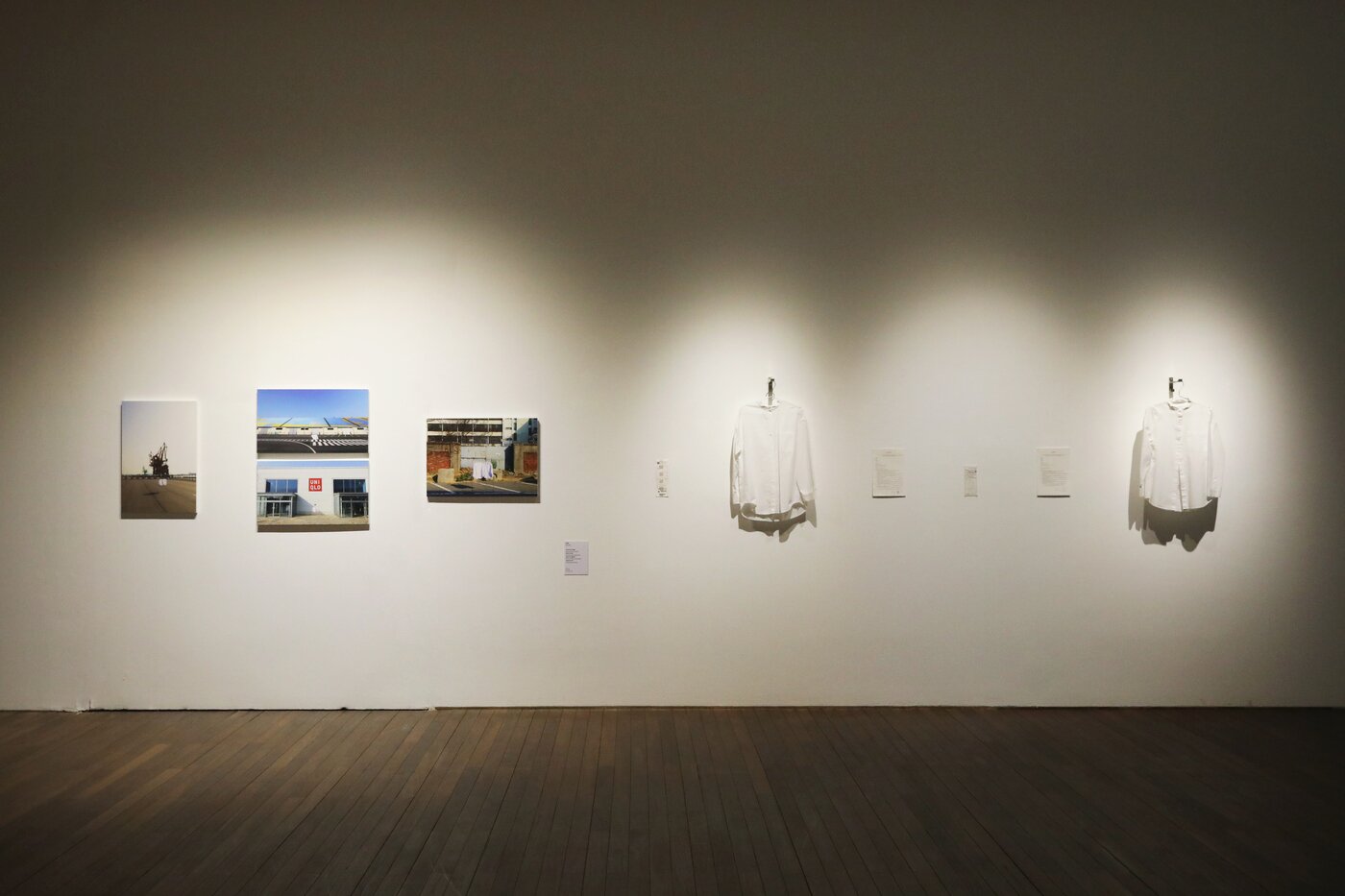 본문 이미지 - 지난 2024년 서울대 미술관에 전시된 반재하 작가의 작품 &#39;셔츠와 셔츠&#39; &#40;반재하 작가 제공&#41;