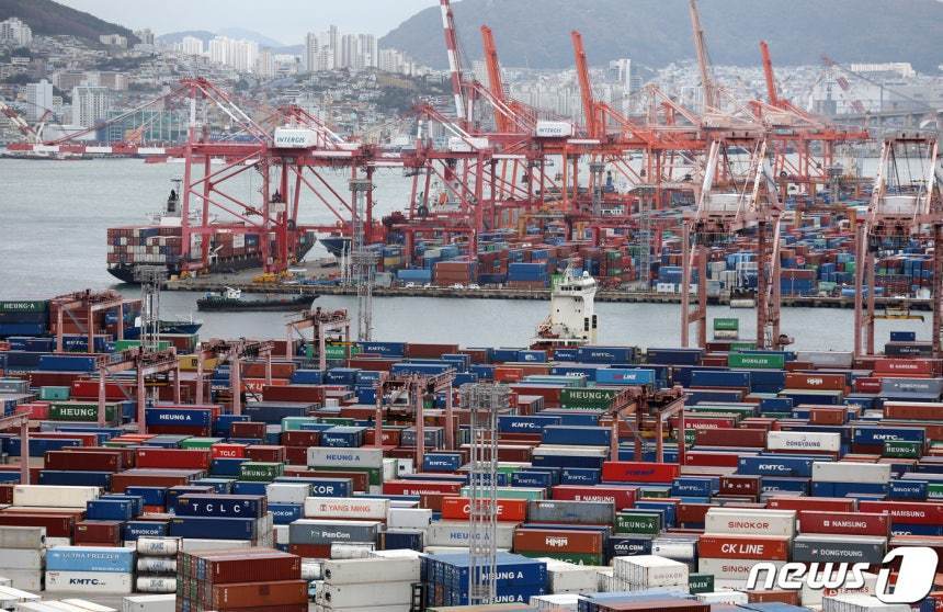 본문 이미지 - 부산항 감만부두와 신선대부두에 컨테이너선 모습 자료사진 &#40;뉴스1 DB&#41;2021.12.21/뉴스1