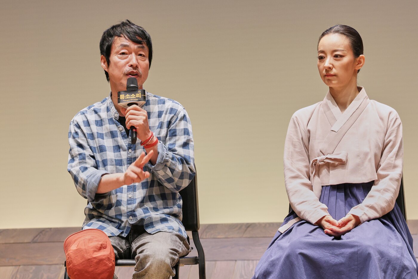 본문 이미지 - &#39;퉁소소리&#39; 질의응답 시간에 답변하고 있는 고선웅 단장&#40;왼쪽&#41;과 배우 정새별&#40;세종문화회관 제공&#41;