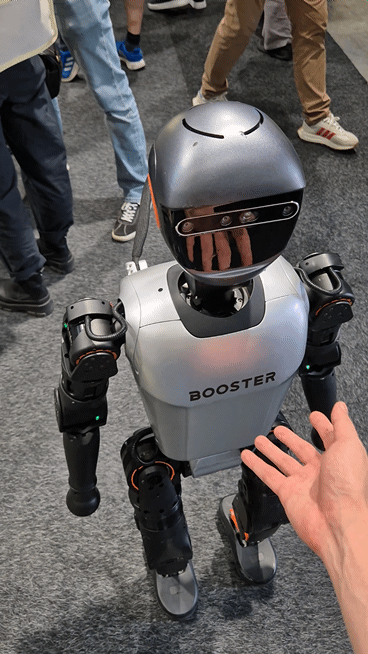 본문 이미지 - 기자가 중국 부스터로보틱스의 아동용 휴머노이드 로봇 &#39;K1&#39;의 균형 유지 성능을 테스트하고 있다.2025.9.5/뉴스1 최동현 기자