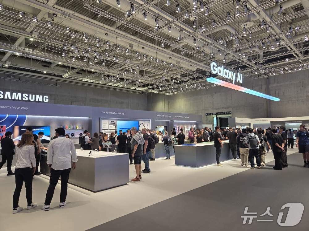 본문 이미지 - 삼성전자 IFA 2025 전시장 '갤럭시 AI 존'에 관람객들이 제품을 체험하고 있다. 2025.9.6/뉴스1 ⓒ 뉴스1