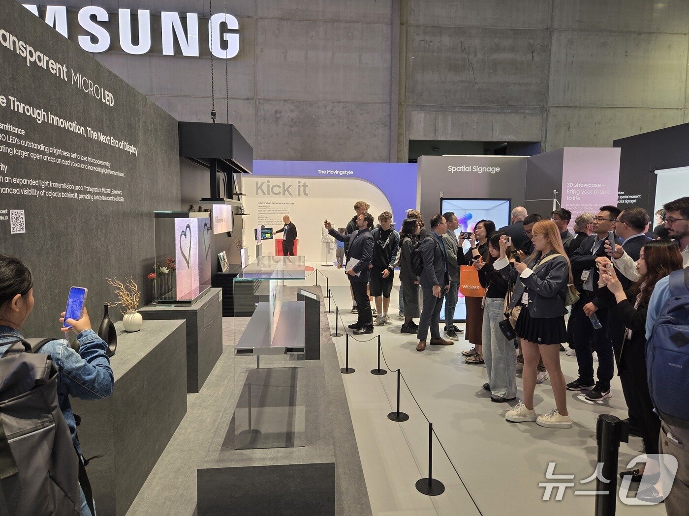 본문 이미지 - 삼성전자 'IFA 2025' 전시장에서 관람객들이 투명 마이크로 LED를 관람하고 있다. 2025.9.6/뉴스1 ⓒ 뉴스1 박주평 기자