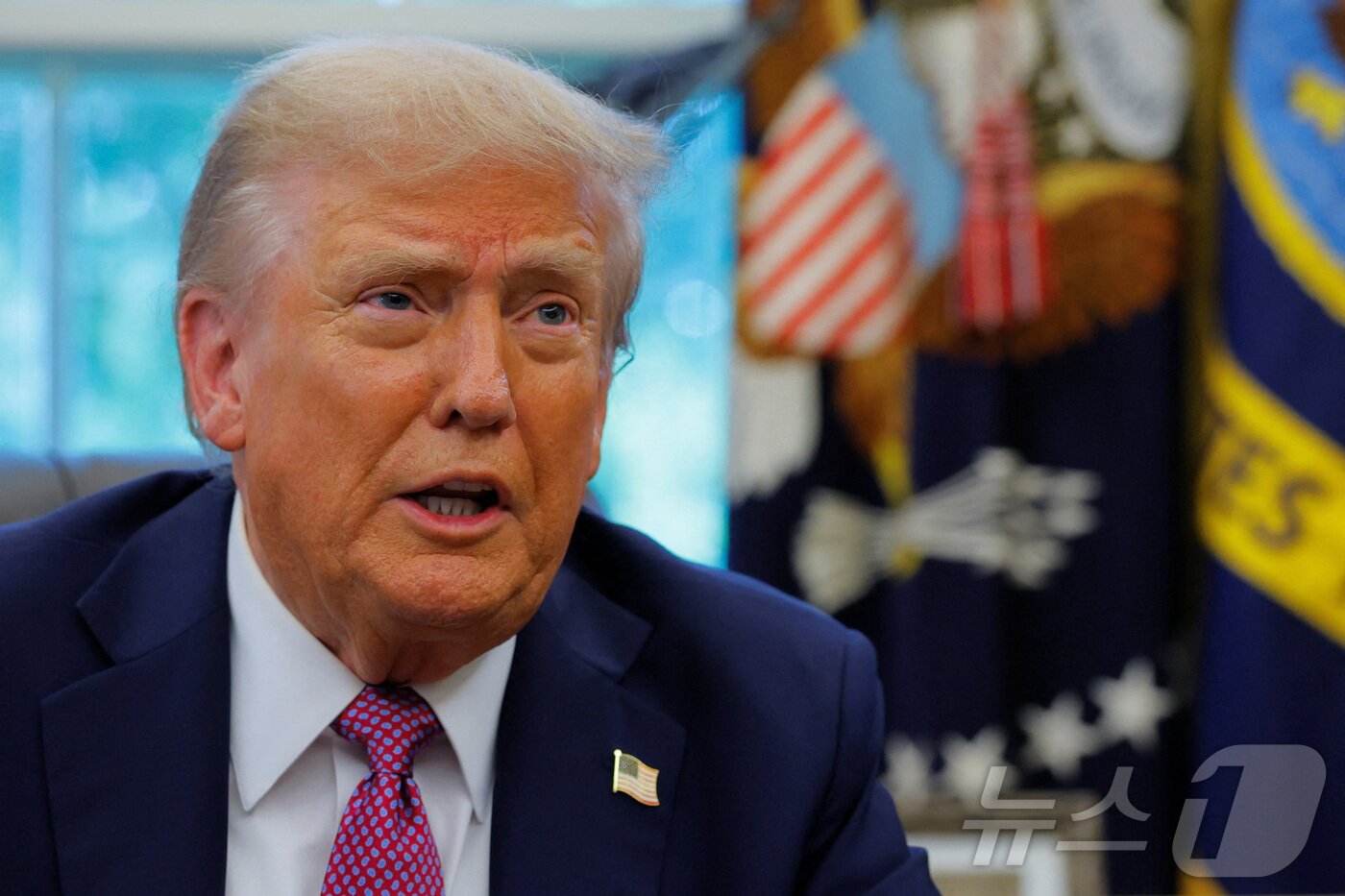 본문 이미지 - 도널드 트럼프 미국 대통령이 5일&#40;현지 시각&#41; 워싱턴DC 백악관에서 국방부의 명칭을 &#39;전쟁부&#39;로 바꾸는 행정명령에 서명한 뒤 기자들의 질문에 답하고 있다. 이 과정에서 전날&#40;4일&#41; 이민당국이 조지아주 배터리 공장을 급습해 한국인 직원 300여명을 체포 및 구금한 데 대해 &#34;불법 체류자들이 그곳에 있었다&#34;며 &#34;우리도 우리 일을 해야 한다&#34;고 말했다. 2025.09.05. ⓒ 로이터=뉴스1 ⓒ News1 류정민 특파원