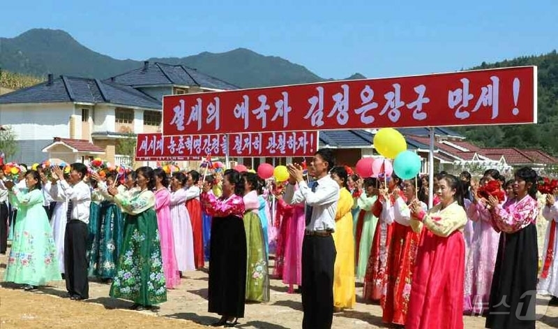 (평양 노동신문=뉴스1) = 북한 노동당 기관지 노동신문은 6일 성간군 신청리에서 새집들이 행사가 진행됐다고 보도했다. [국내에서만 사용가능. 재배포 금지. DB 금지. For U …