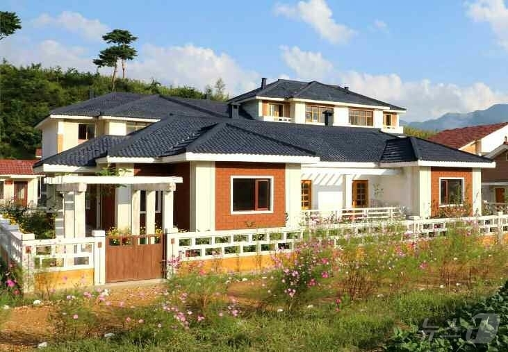 (평양 노동신문=뉴스1) = 북한 노동당 기관지 노동신문은 6일 "장자강 기슭에 솟아난 농촌 문명의 새 터전 성간군 신청리에서 새집들이가 진행됐다"고 보도했다. [국내에서만 사용가 …