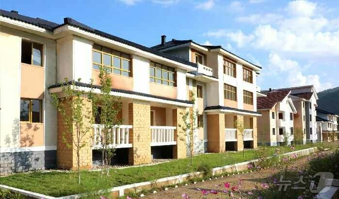 (평양 노동신문=뉴스1) = 북한 노동당 기관지 노동신문은 6일 "장자강 기슭에 솟아난 농촌 문명의 새 터전 성간군 신청리에서 새집들이가 진행됐다"고 보도했다. [국내에서만 사용가 …