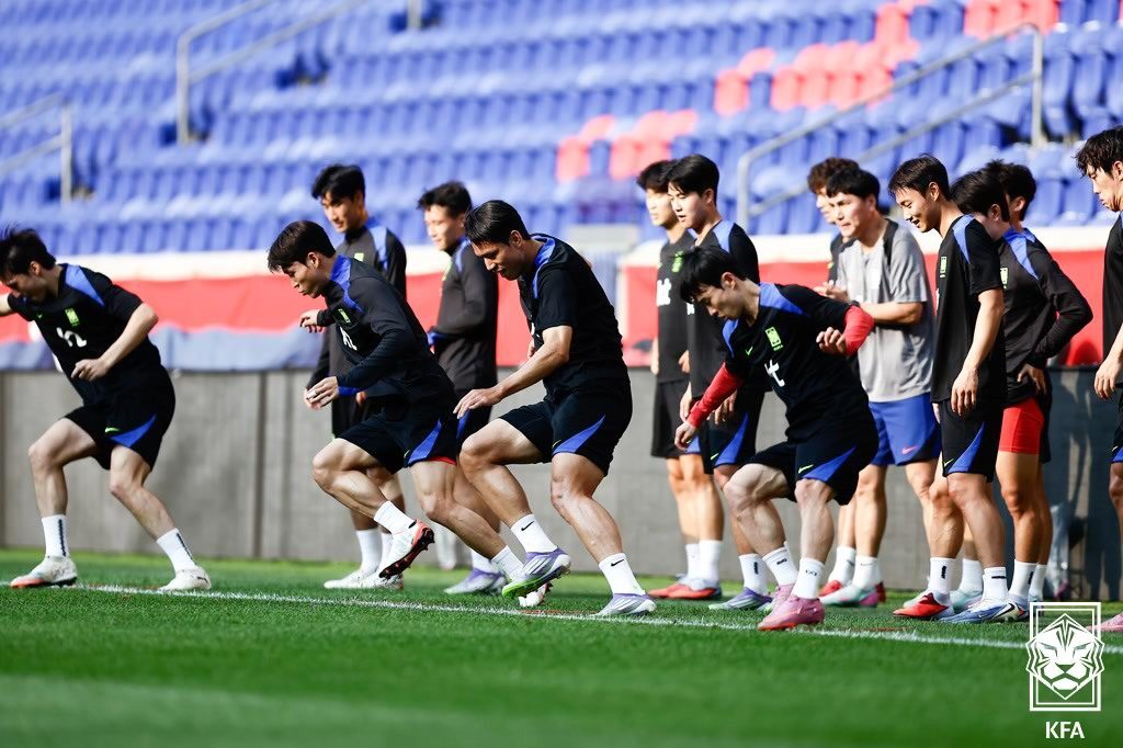 본문 이미지 - 축구국가대표팀 선수들이 6일&#40;한국시간&#41; 미국 뉴저지주 해리슨의 스포츠일러스트레이티드 스타디움에서 미국과의 평가전을 앞두고 훈련을 하고 있다. &#40;대한축구협회 제공. 재판매 및 DB금지&#41; 2025.9.6/뉴스1