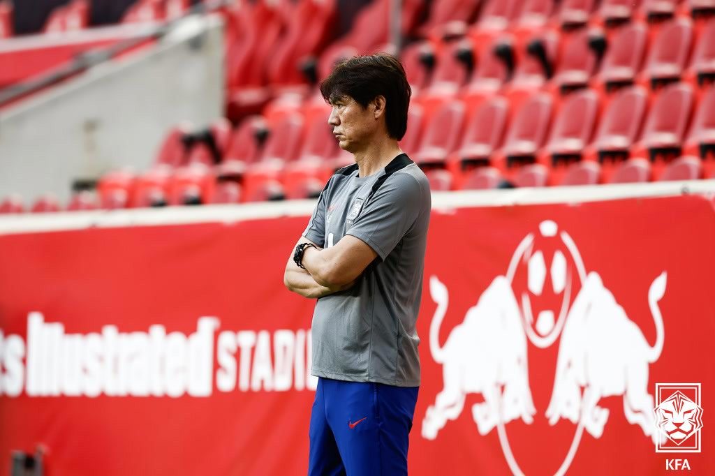 (서울=뉴스1) = 홍명보 감독이 6일(한국시간) 미국 뉴저지주 해리슨의 스포츠일러스트레이티드 스타디움에서 미국과의 평가전을 앞두고 진행된 훈련을 지켜보고 있다. (대한축구협회 제 …