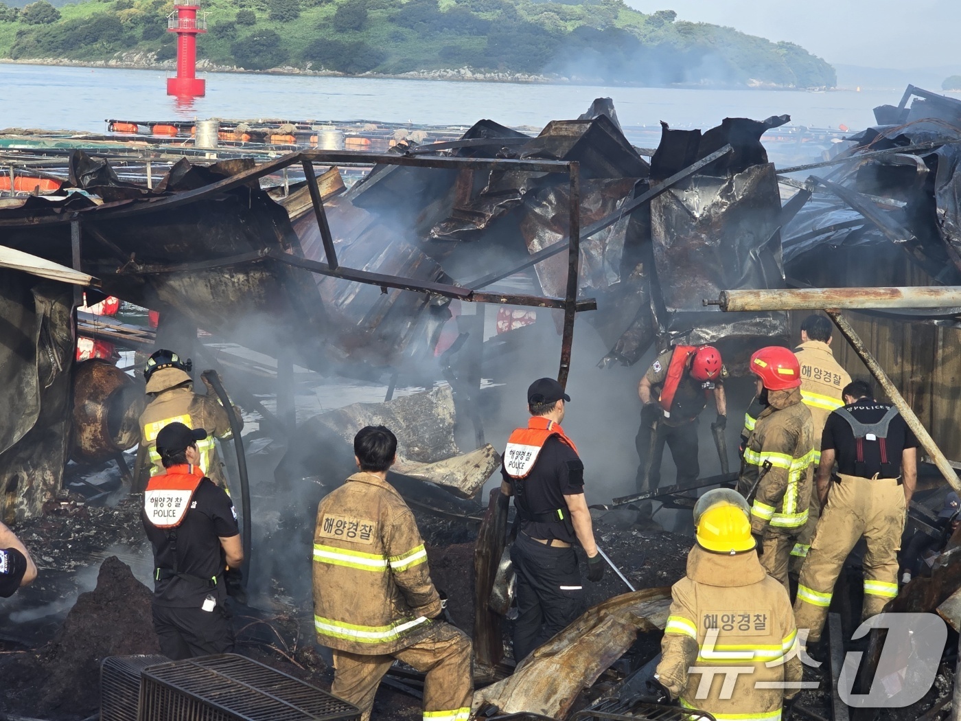 (광주=뉴스1) = 여수해양경찰이 6일 오전 전남 여수시 돌산읍 군내리 앞 약 500미터 해상 가두리양식장에서 발생한 화재를 진화하고 있다.(여수해경 제공. 재판매 및 DB 금지) …