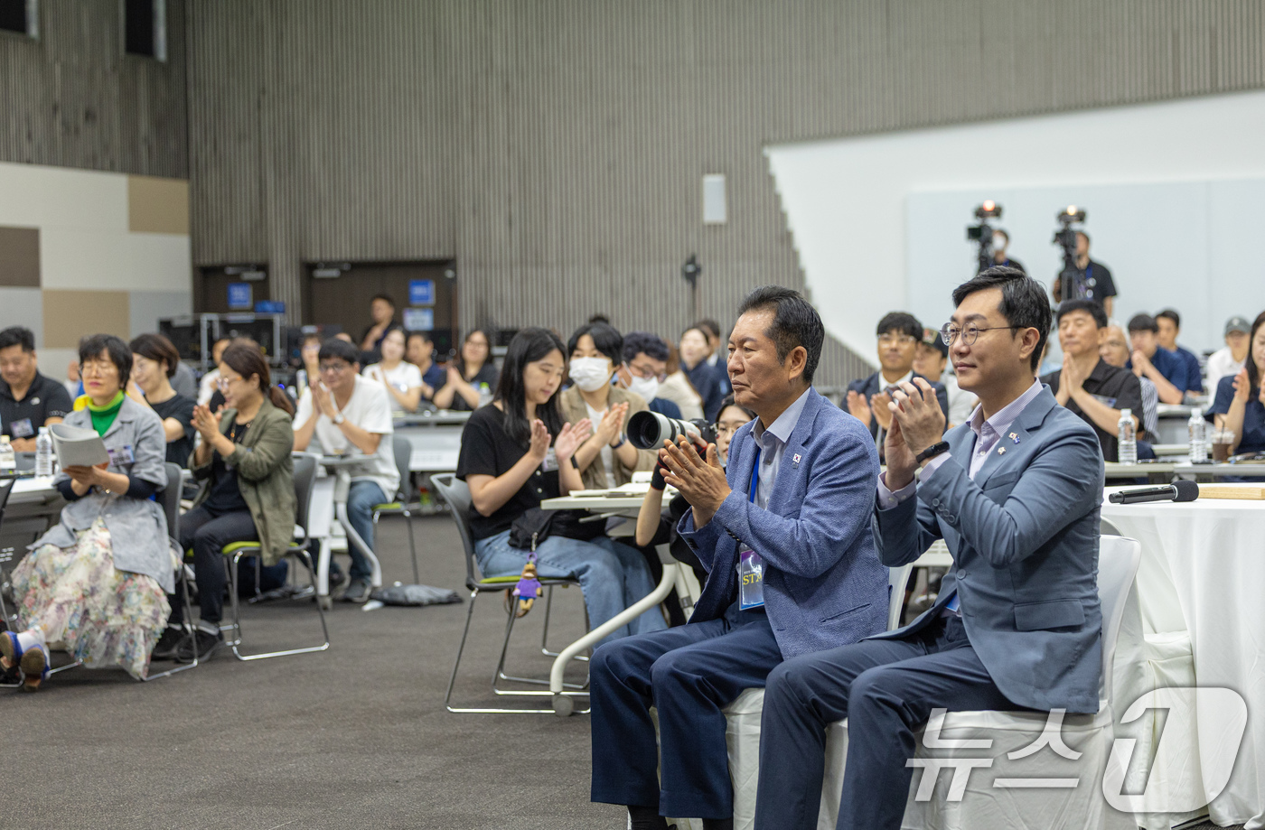 (고양=뉴스1) = 정청래 더불어민주당 대표, 장경태 국민주권정당특별위원장 등 참석자들이 6일 경기 고양시 일산서구 킨텍스에서 열린 '평당원 최고위원 선출 경선공론화 조사'에서 손 …