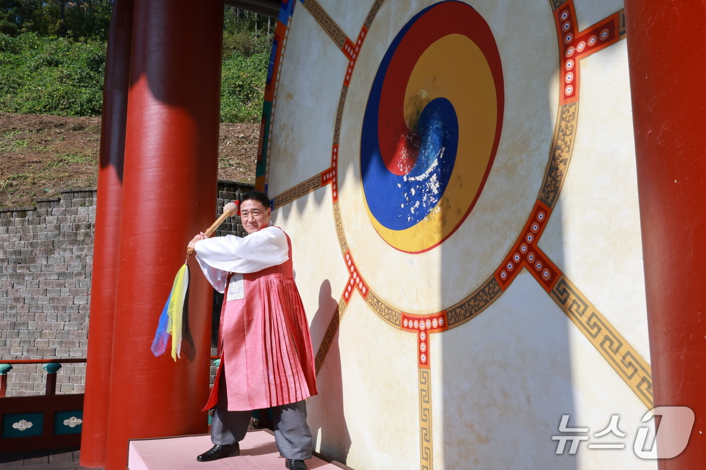 본문 이미지 - 정영철 영동세계국악엑스포 공동 조직위원장&#40;영동군수&#41;이 성공 개최를 기원하며 타북하고 있다. /뉴스1  
