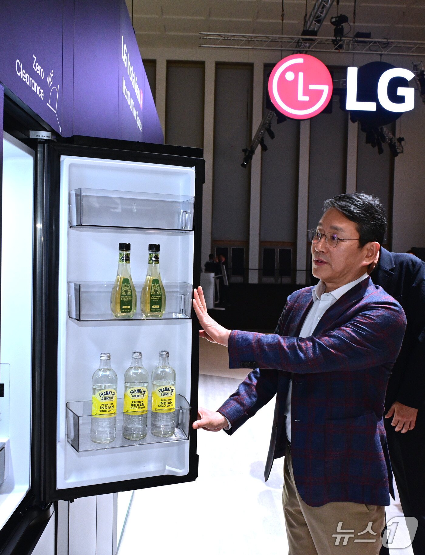 본문 이미지 - 조주완 LG전자 대표이사 사장이 5일&#40;현지시각&#41; 유럽 최대 가전 박람회 &#39;IFA 2025&#39;가 열린 독일 메세 베를린 내 LG전자 부스를 둘러보고 있다.&#40;LG전자 제공&#41;