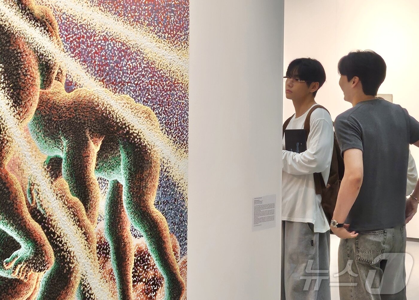 Imagem principal - V, do BTS, é visto passeando pela exposição na feira de arte "Freeze Seoul 2025", realizada no COEX em Gangnam-gu, Seul, no dia 4. "Fornecido por leitores. Revenda e distribuição proibidas." 06/09/2025/News1 ⓒ Repórter do News1, Park Ji-hye