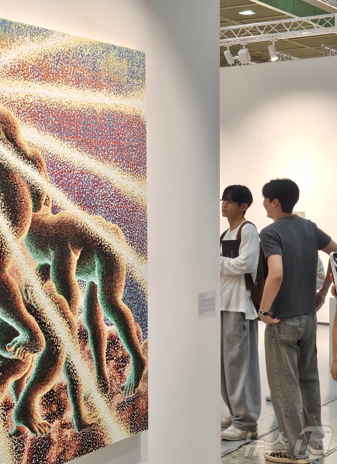 (서울=뉴스1)  박지혜 기자 = 방탄소년단(BTS) 뷔가 지난 4일 서울 강남구 코엑스에서 열린 아트페어 \'프리즈 서울 2025\'를 찾아 전시를 둘러보고 있다. (독자제공. …