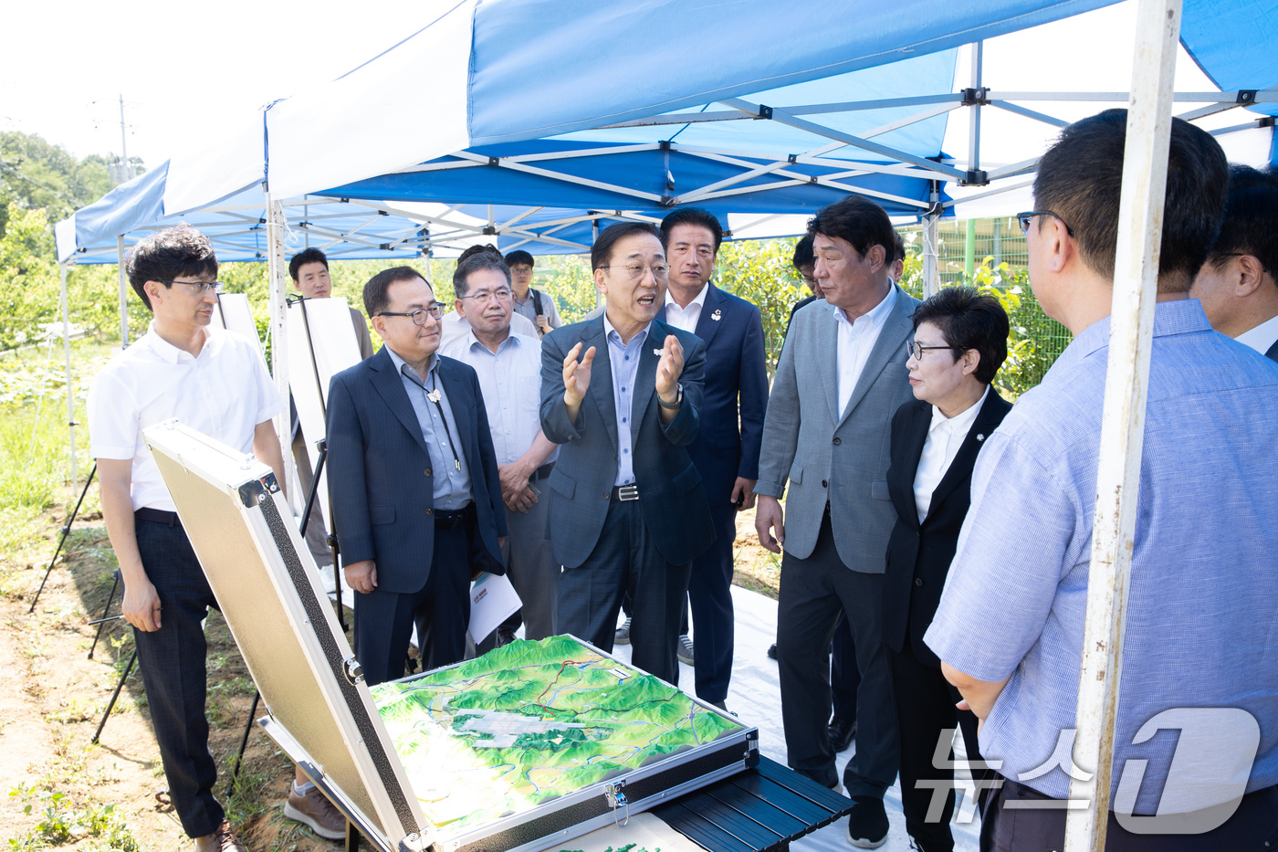 (서울=뉴스1) = 김윤덕 국토교통부 장관이 6일 대구경북통합신공항 예정지(군위군·의성군 일원)를 방문해 현장을 점검하고 있다. (국토교통부 제공. 재판매 및 DB금지) 2025. …