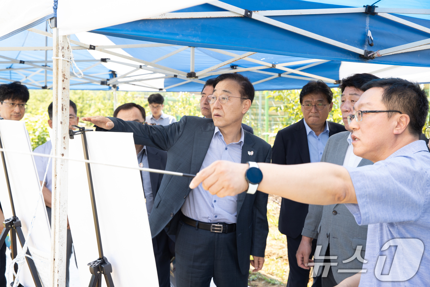 (서울=뉴스1) = 김윤덕 국토교통부 장관이 6일 대구경북통합신공항 예정지(군위군·의성군 일원)를 방문해 현장을 점검하고 있다. (국토교통부 제공. 재판매 및 DB금지) 2025. …