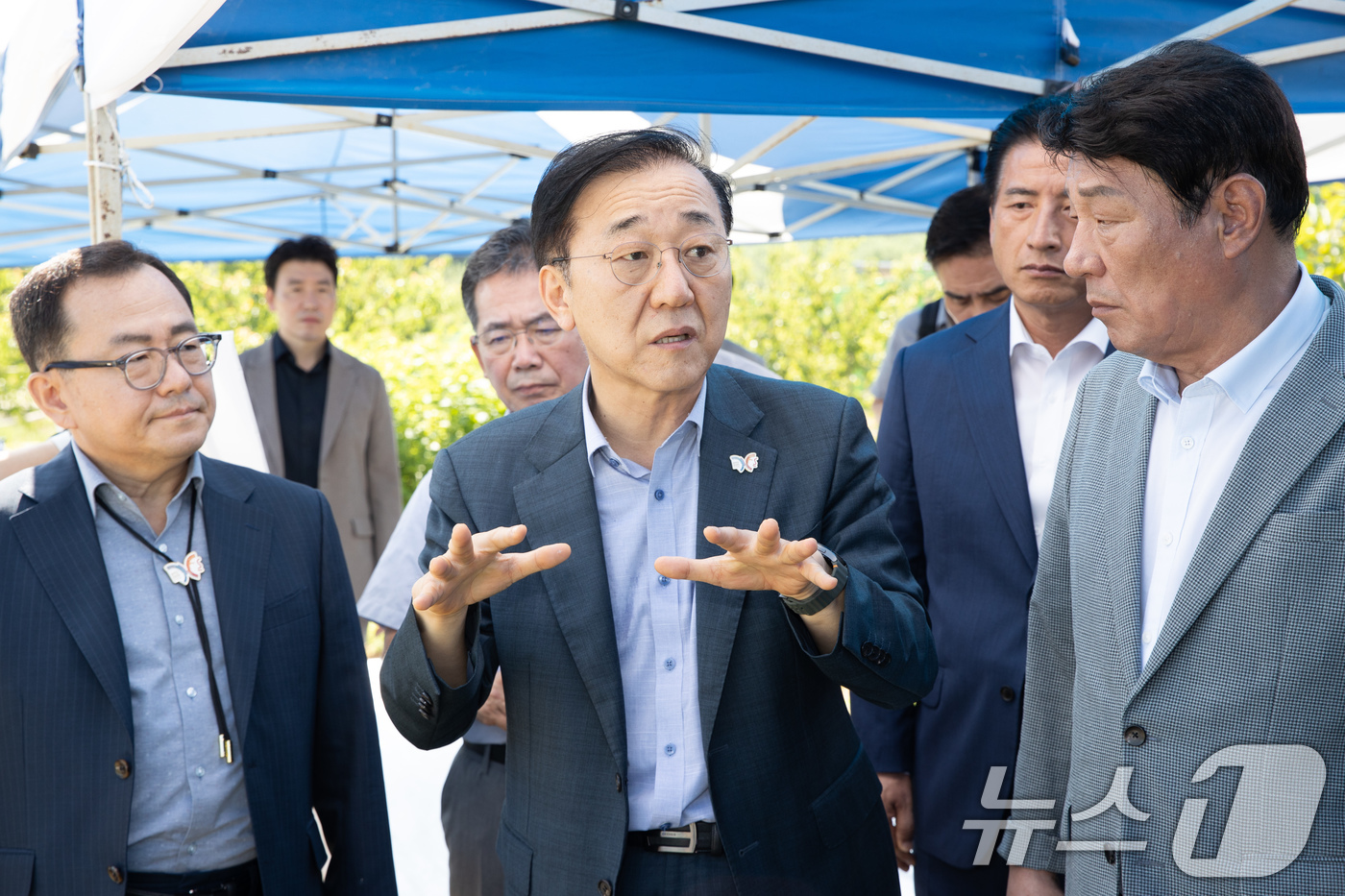 (서울=뉴스1) = 김윤덕 국토교통부 장관이 6일 대구경북통합신공항 예정지(군위군·의성군 일원)를 방문해 현장을 점검하고 있다. (국토교통부 제공. 재판매 및 DB금지) 2025. …