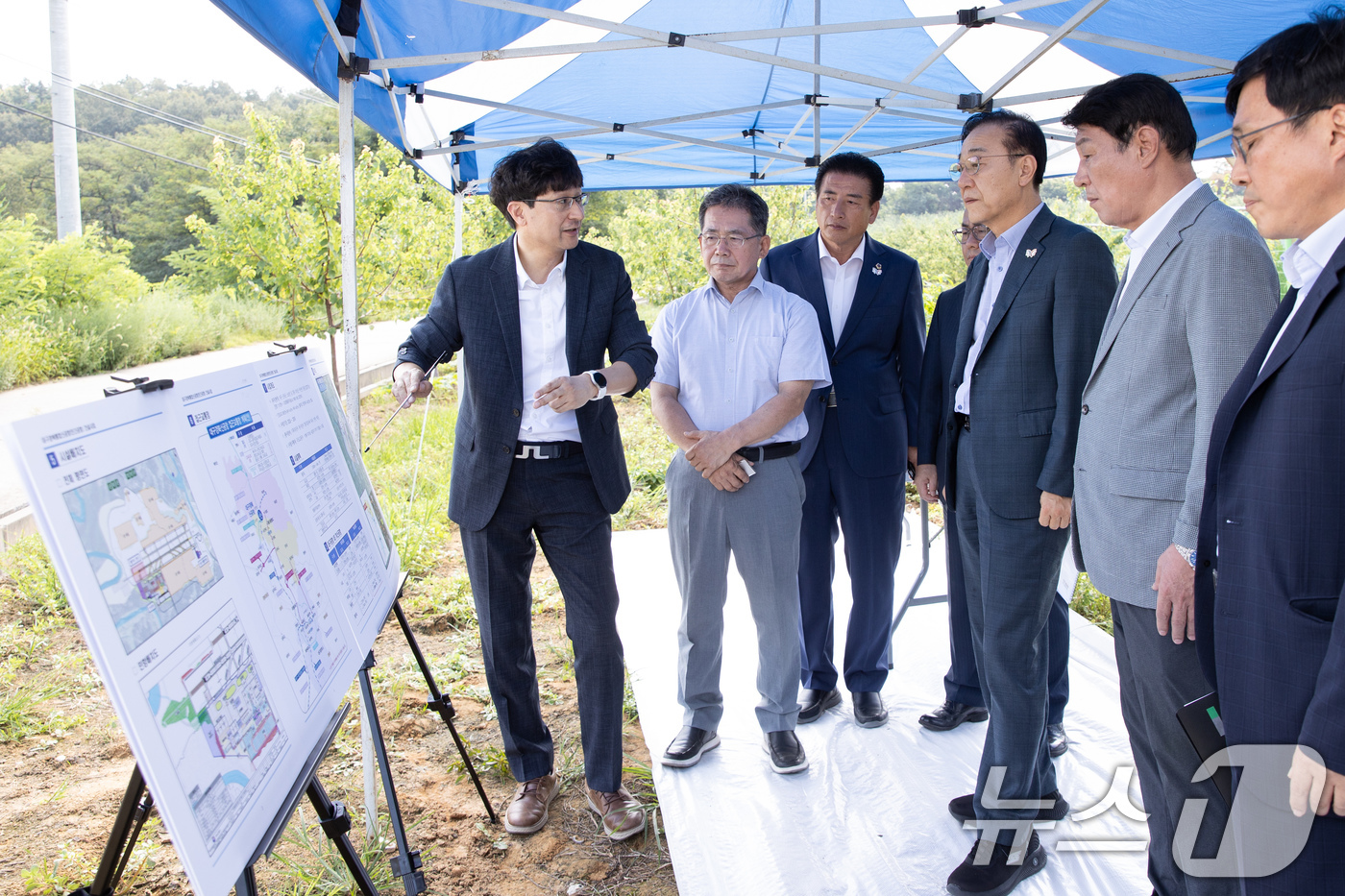 (서울=뉴스1) = 김윤덕 국토교통부 장관이 6일 대구경북통합신공항 예정지(군위군·의성군 일원)를 방문해 현장을 점검하고 있다. (국토교통부 제공. 재판매 및 DB금지) 2025. …