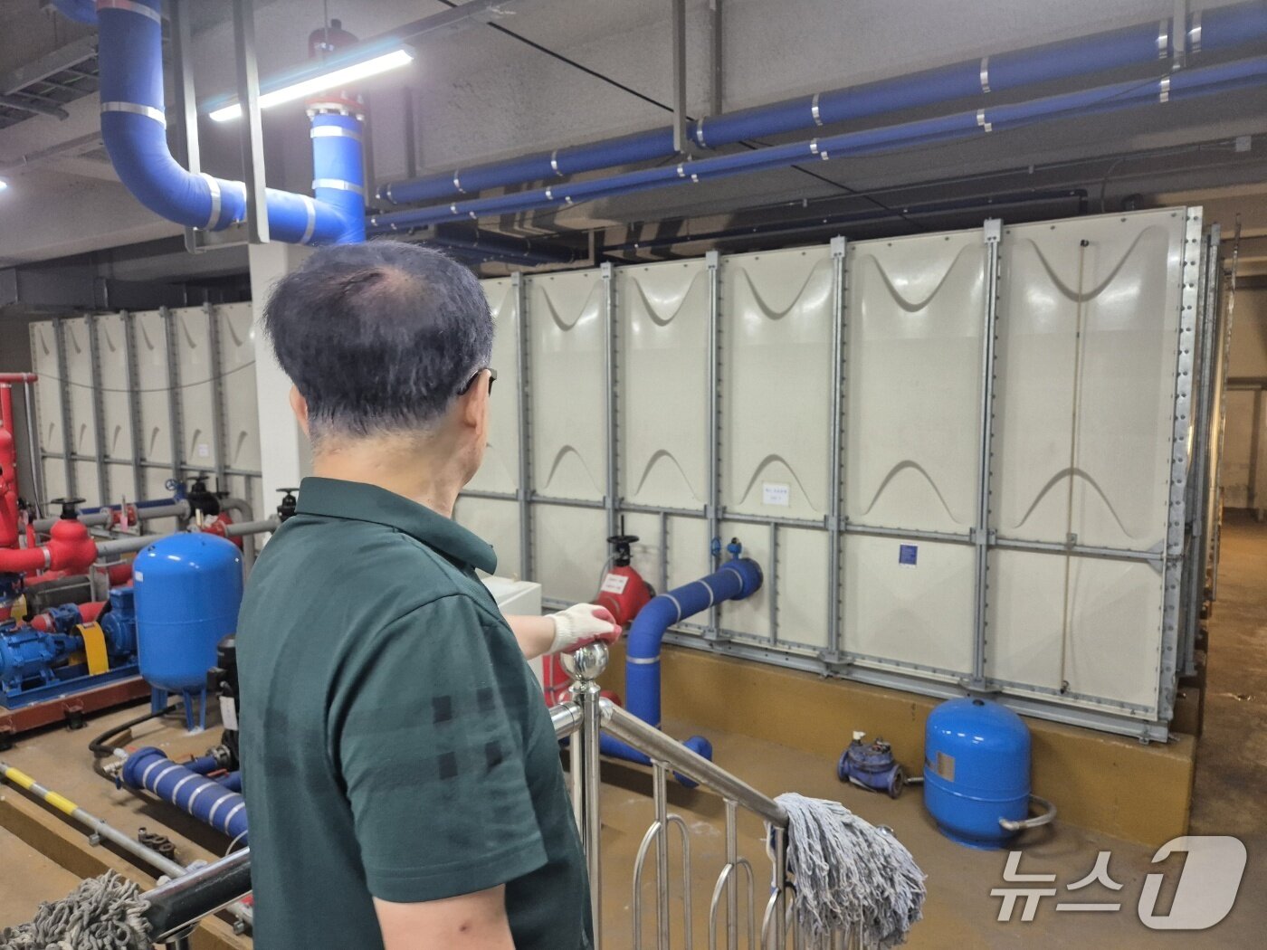 본문 이미지 - 6일 오전 강원 강릉시 홍제동의 한 아파트 관리소장이 지하 저수조를 가리키며 현재 보유한 물량과 사용 가능 분량을 설명하고 있다. 2025.9.6/뉴스1 윤왕근 기자