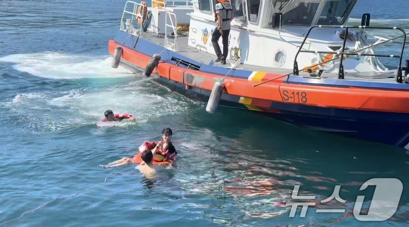 (광주=뉴스1) 이수민 기자 = 6일 오전 여수해경이 거문도 여객선 터미널에서 추락한 50대 여성을 구조하고 있다. (여수해경 제공. 재판매 및 DB금지) 2025.9.6/뉴스1