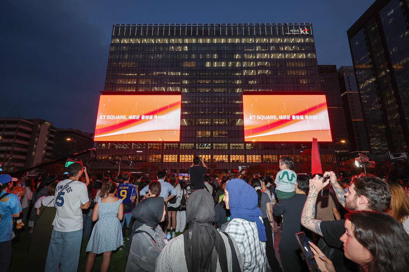 본문 이미지 - 5일 오후 KT 광화문빌딩 웨스트 사옥의 초대형 미디어월 'KT 스퀘어' 첫 점등 행사가 진행되고 있다. (KT 제공)