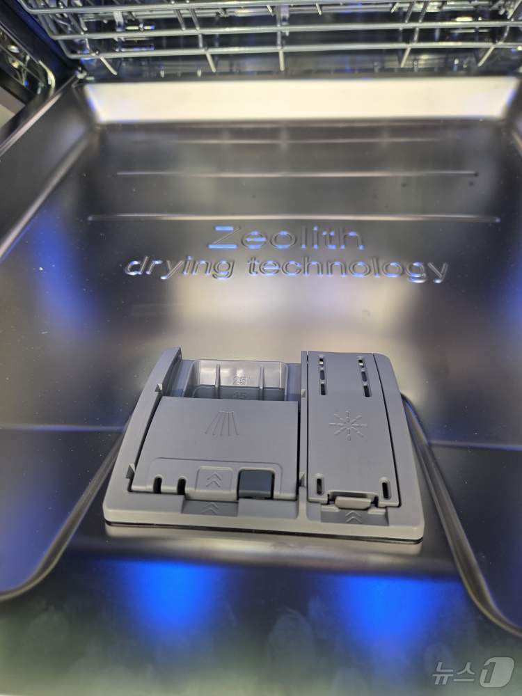 본문 이미지 - 보쉬와 지멘스 식기세척기에 적용된 제올라이트(Zeolith) 소재. 물을 흡수할 때 열을 방출해 건조 효율을 향상시킨다. 2025.9.6/뉴스1 ⓒ News1 박주평 기자